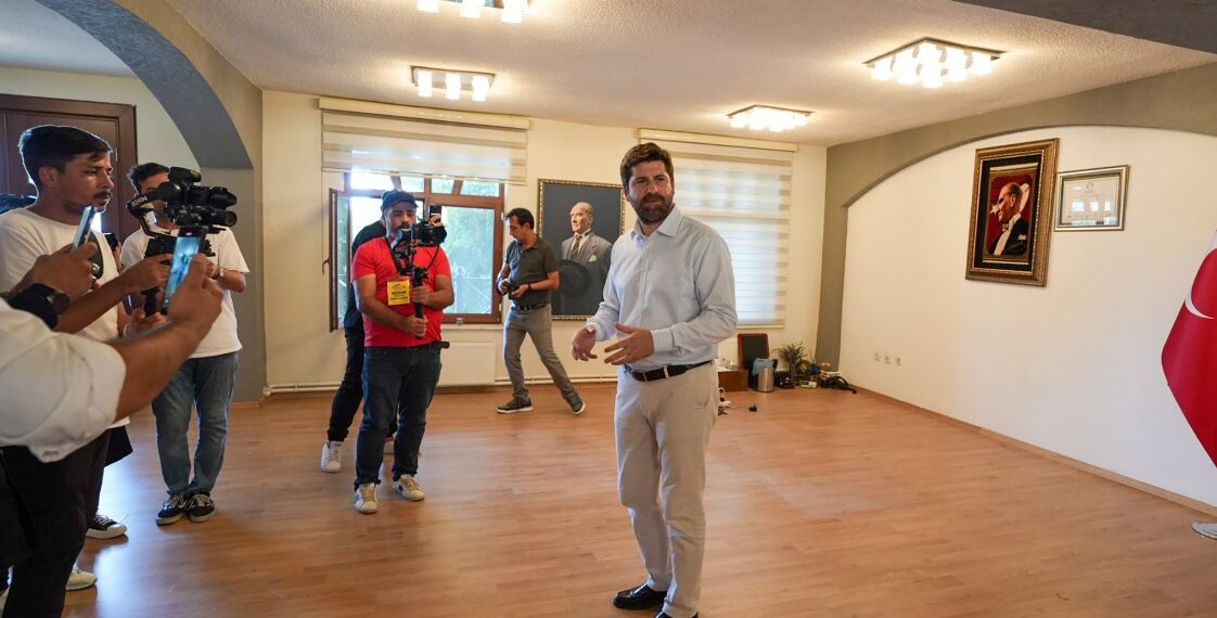 Başkanın koltuğu haczedildi