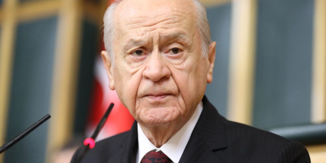 Meclis, gazetecilere tehditle açıldı