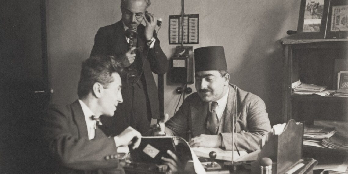 Fotoğrafçı yanıyla Avni Lifij