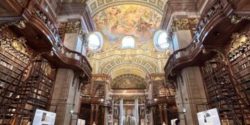 Klasik müzik eşliğinde dünyanın muhteşem kütüphanesi